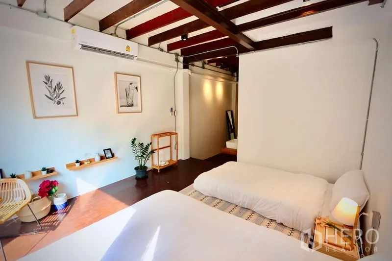 สำนักงาน ให้เช่าในSathon, Bangkok - ห้องนอนกว้าง เพดานคานไม้ เตียงคู่ และการตกแต่งสไตล์มินิมอล