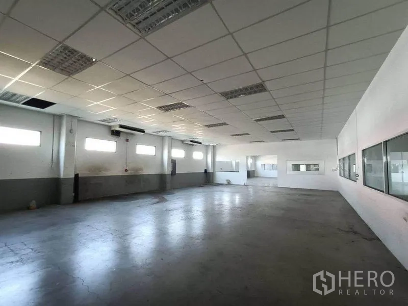 货栈 出租或出售在Pathum Thani - 宽敞的仓库/生产大厅，吊顶下通风采光良好。