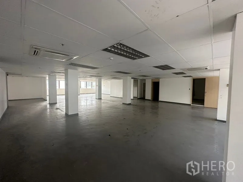 Office Space for rent in Khlong Toei, Bangkok - Large open-plan floor with grid ceiling and columns, blank canvas for workstation layout.