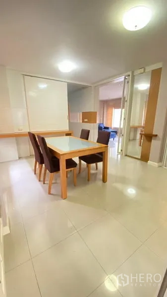 独立式住宅 出租 - 餐区四人桌，推拉门与客厅相连。