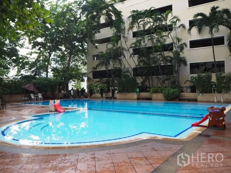 คอนโด ให้เช่าในKhlong Toei, Bangkok - สระว่ายน้ำกลางแจ้ง ล้อมด้วยต้นไม้และที่นั่งพักผ่อน