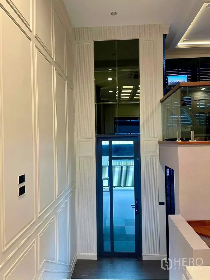 ทาวน์เฮาส์ ให้เช่าในChatuchak, Bangkok - โถงทางเข้าเพดานสูงสองชั้น ประตูกระจกสูงและผนังเซาะร่อง