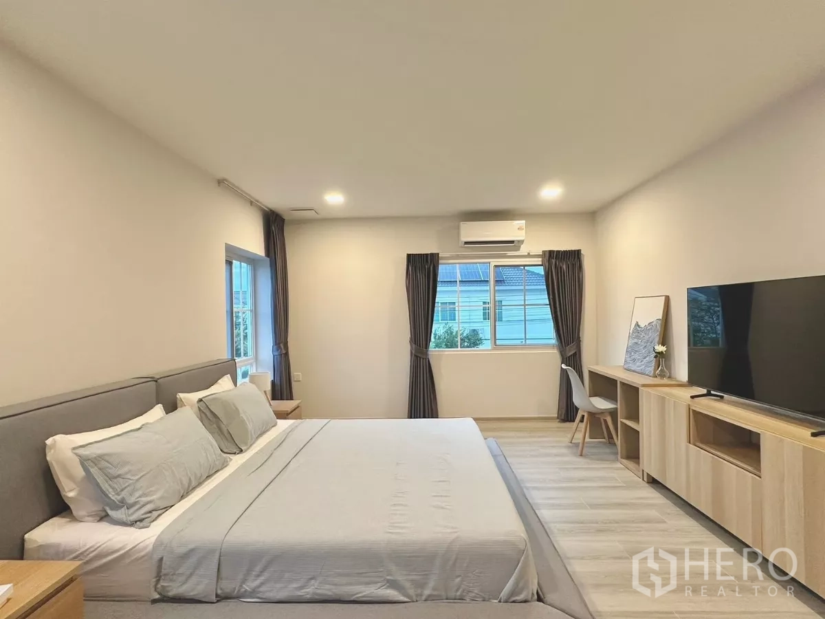 独立式住宅 出租在Bang Phli, Samut Prakan - 主卧另一角度，展示电视柜与通顶衣柜。