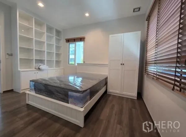 独立式住宅 出租 - 采光明亮的卧室，白色柜体与书架、衣柜、双人床及木地板。