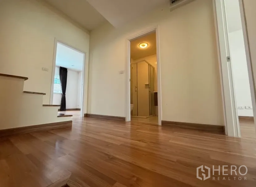 ทาวน์เฮาส์ ให้เช่าในSuan Luang, Bangkok - โถงทางเดินสู่ห้องน้ำพร้อมตู้อาบน้ำกั้นกระจก ระหว่างสองห้องนอน