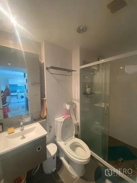 คอนโด ขายในPhra Khanong, Bangkok - ห้องน้ำสมัยใหม่ มีกระจกกั้นอาบน้ำ อ่างล้างหน้าและโถสุขภัณฑ์