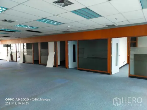 办公空间 出租在Watthana, Bangkok - 开放式办公区广角视图，多个玻璃门室与充足自然采光。