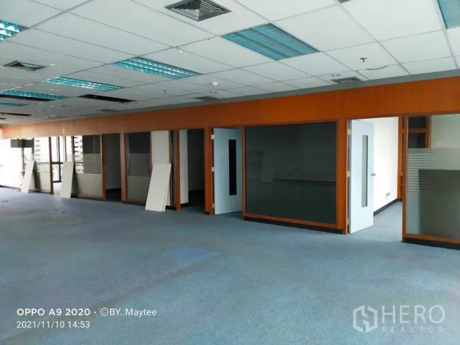 办公空间 出租在Watthana, Bangkok - 开放式办公区广角视图，多个玻璃门室与充足自然采光。