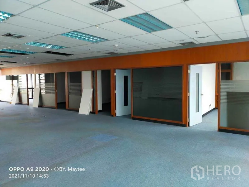 办公空间 出租在Watthana, Bangkok - 开放式办公区广角视图，多个玻璃门室与充足自然采光。