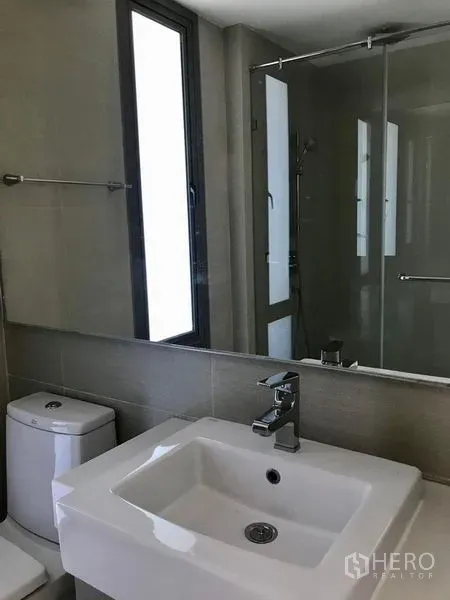 คอนโด ให้เช่าในBang Kho Laem, Bangkok - ห้องน้ำทันสมัยพร้อมตู้กระจกอาบน้ำ หน้าต่าง กระจกบานใหญ่ อ่างล้างหน้า และโถสุขภัณฑ์.