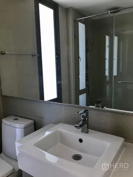 คอนโด ให้เช่าในBang Kho Laem, Bangkok - ห้องน้ำทันสมัยพร้อมตู้กระจกอาบน้ำ หน้าต่าง กระจกบานใหญ่ อ่างล้างหน้า และโถสุขภัณฑ์.