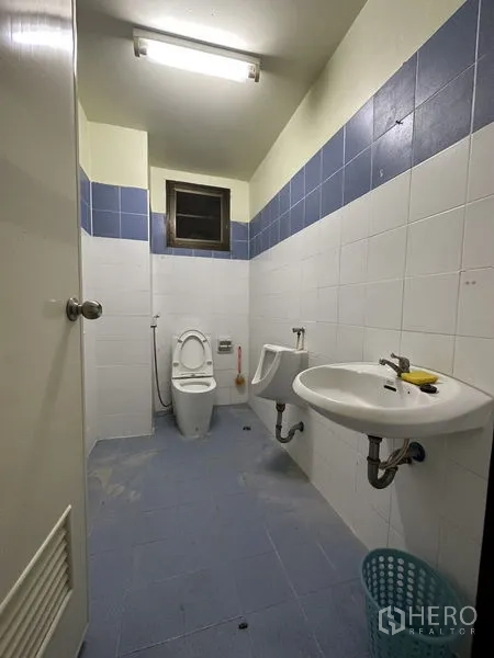 工厂 出租在Bang Bua Thong, Nonthaburi - 厂区卫生间，坐便器、小便斗与双洗手盆，蓝白瓷砖