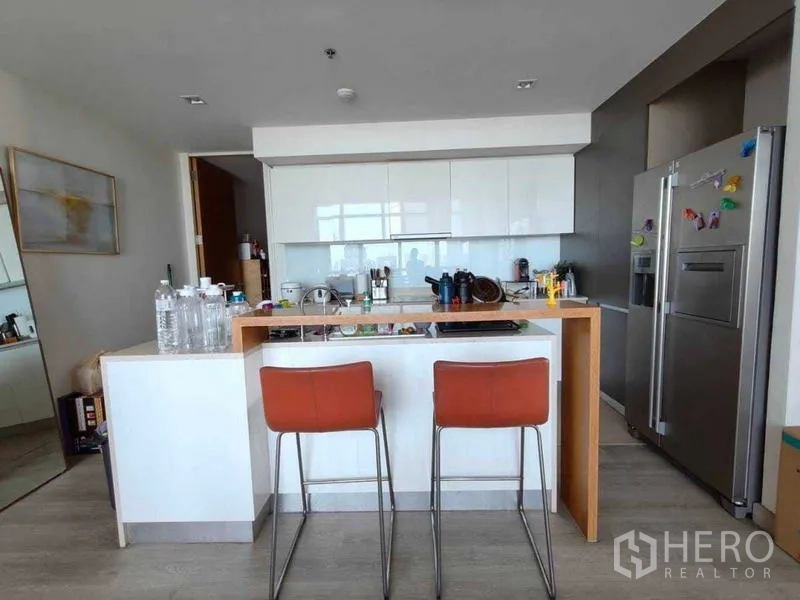 คอนโด ขายในKhlong San, Bangkok - ครัวยุคใหม่พร้อมไอส์แลนด์ บาร์สตูล ตู้บานเงา และตู้เย็นสแตนเลส