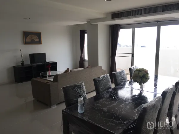 คอนโด ให้เช่าในKhlong Toei, Bangkok - ห้องนั่งเล่นและรับประทานอาหารสว่าง โปร่ง พร้อมประตูกระจกบานเลื่อนไปยังระเบียง