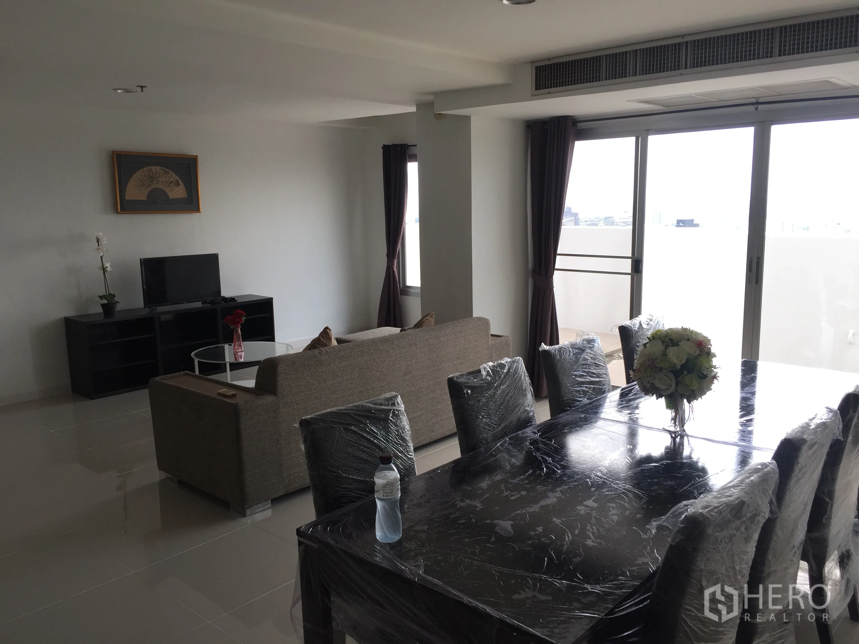 คอนโด ให้เช่าในKhlong Toei, Bangkok - ห้องนั่งเล่นและรับประทานอาหารสว่าง โปร่ง พร้อมประตูกระจกบานเลื่อนไปยังระเบียง