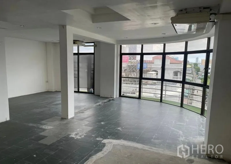 อาคารพาณิชย์ ให้เช่าในKhlong Toei, Bangkok - พื้นที่ชั้นบนกว้าง มีเสาและหน้าต่างรอบด้าน