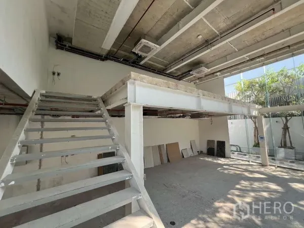 พื้นที่ขายปลีก ให้เช่าในWatthana, Bangkok - ภายในแบบโครงเปลือก มีชั้นลอย บันไดเหล็ก ฝ้าดิบ และผนังกระจก