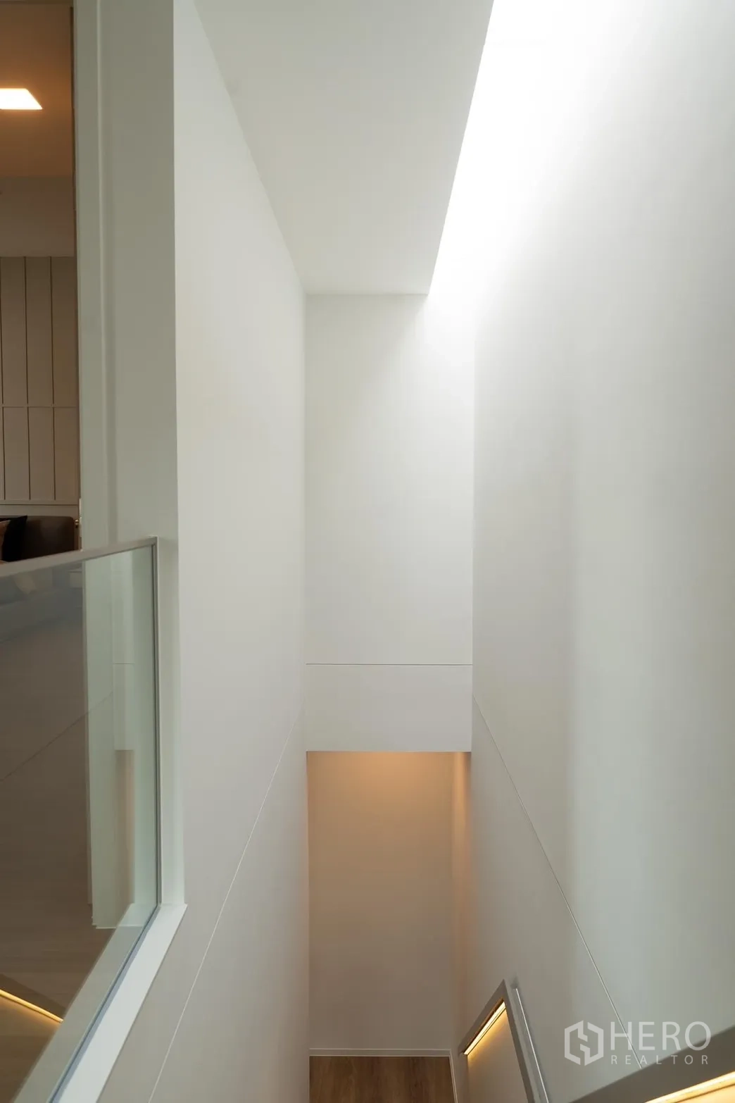 Detached House for rent in Saphan Sung, Bangkok - Minimalist stairwell illuminated by skylight and concealed LED lighting