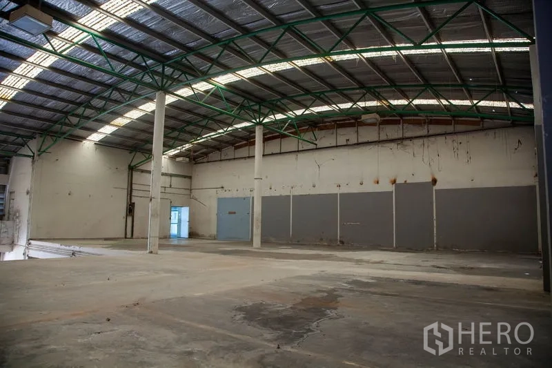 货栈 出租在Prawet, Bangkok - 大面积生产区，弧形屋顶、绿色桁架与充足照明。