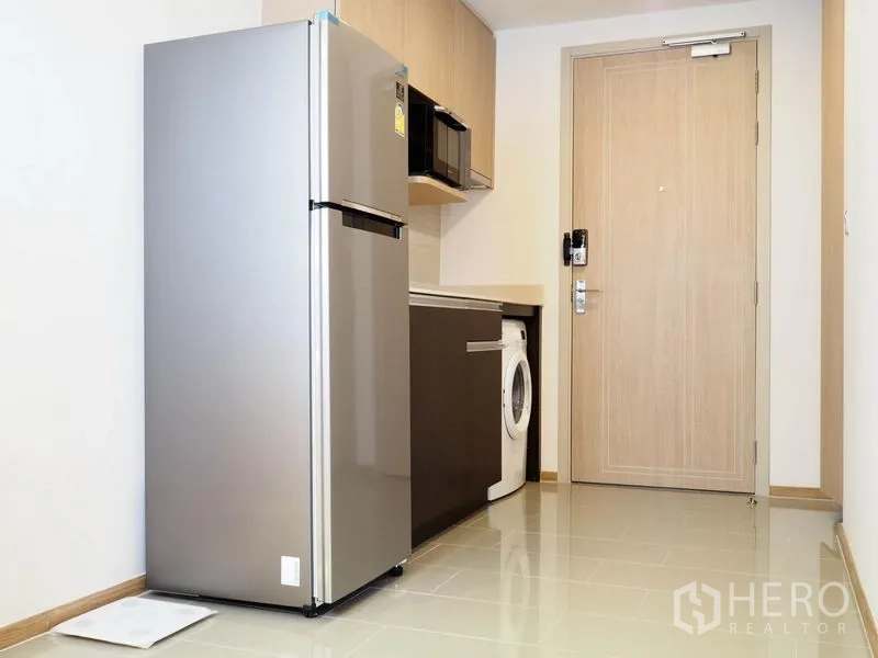 คอนโด ให้เช่าในRatchathewi, Bangkok - ครัวขนาดกะทัดรัด ตู้เย็น ไมโครเวฟ และเครื่องซักผ้าข้างประตู