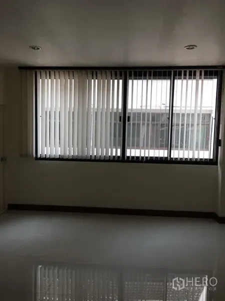 สำนักงานที่บ้าน ให้เช่าในBang Rak, Bangkok - ห้องสำนักงานกว้าง พร้อมหน้าต่างบานยาวและมู่ลี่แนวตั้งรับแสง