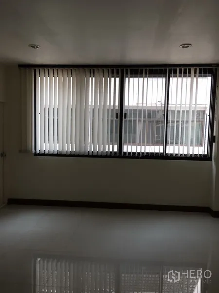 สำนักงานที่บ้าน ให้เช่าในBang Rak, Bangkok - ห้องสำนักงานกว้าง พร้อมหน้าต่างบานยาวและมู่ลี่แนวตั้งรับแสง