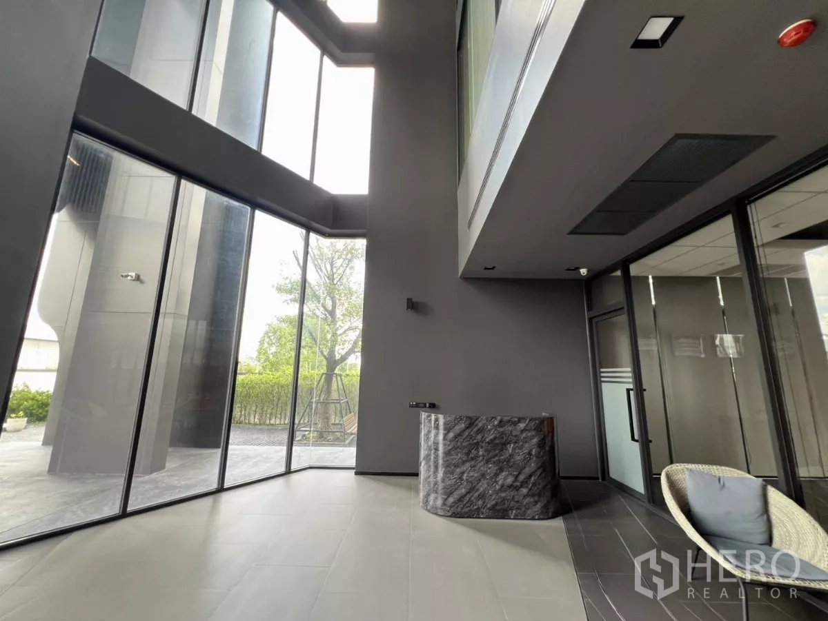 คลังสินค้า ขายในLat Krabang, Bangkok - มุมล็อบบี้พร้อมผนังกระจกสูง และเคาน์เตอร์หินทรงโค้ง.