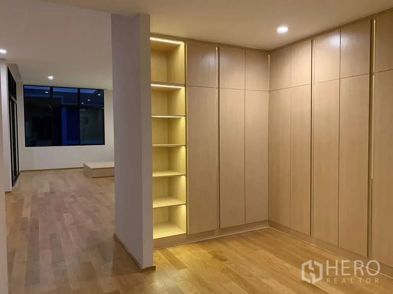 ทาวน์เฮาส์ ให้เช่าหรือขายในSaphan Sung, Bangkok - โถงทางเดินสู่ห้องนอน มีชั้นโชว์ไฟส่องและตู้เก็บของจำนวนมาก