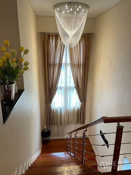 บ้าน ขายในLat Krabang, Bangkok - โถงบันไดราวสแตนเลส โคมแชนเดอเลียร์ และหน้าต่างสูงรับแสงธรรมชาติ