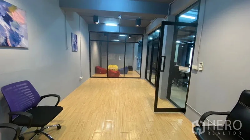 办公空间 出租在Sathon, Bangkok - 带木地板的宽敞走廊通向玻璃办公区与休闲区的当代办公空间。