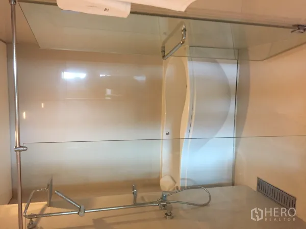 คอนโด ให้เช่าในWatthana, Bangkok - ห้องน้ำสมัยใหม่พร้อมอ่างอาบน้ำกั้นกระจกและอุปกรณ์โครเมียม โทนสีเรียบหรู