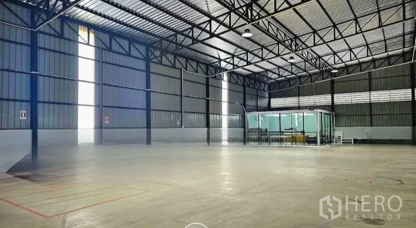 คลังสินค้า ให้เช่าในKhlong Toei, Bangkok - พื้นที่ภายในโกดังโล่งเพดานสูง พื้นคอนกรีตขัดมัน พร้อมห้องกระจกกั้นเป็นออฟฟิศ