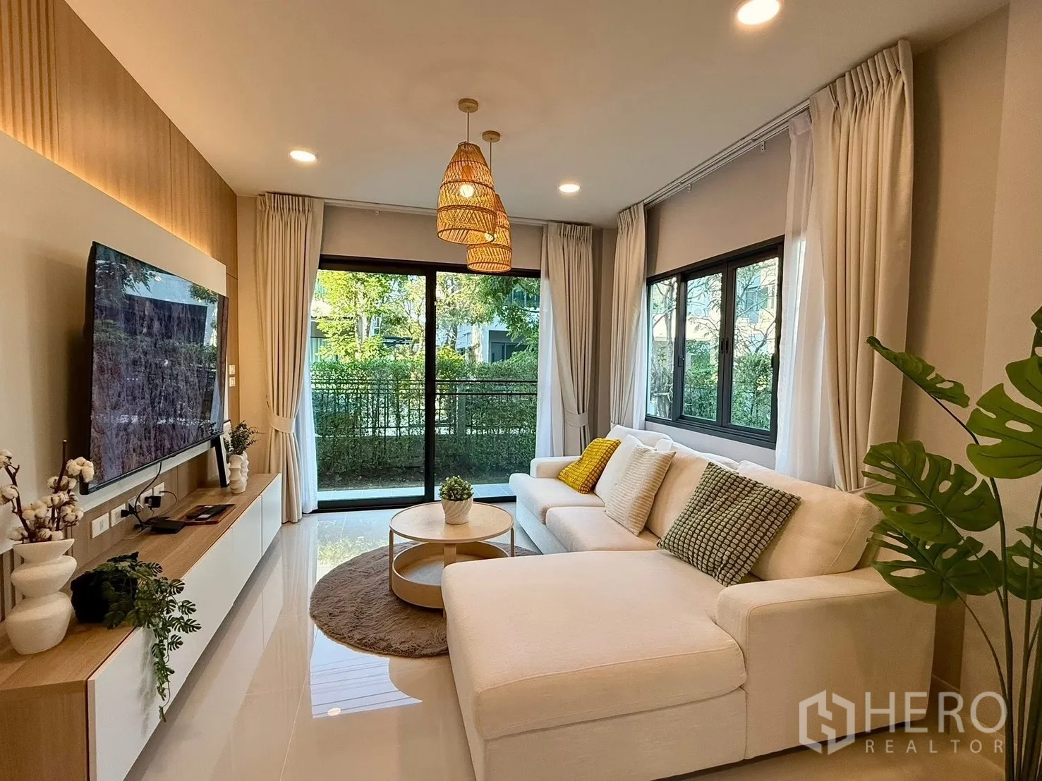 Detached House for rent in Bang Phli, Samut Prakan - Cozy living room with white sectional sofa and sliding doors to the garden.
