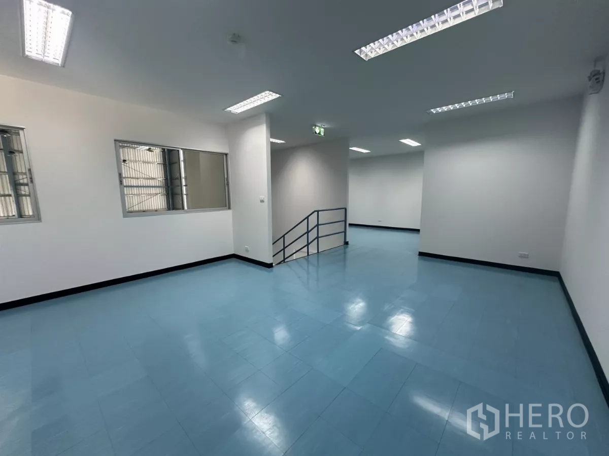 โรงงาน ให้เช่าในBang Phli, Samut Prakan - พื้นที่ชั้นลอยยาว มีราวบันไดและไฟเพดาน