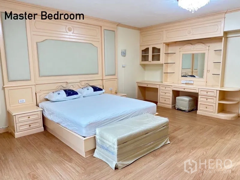 公寓 出租在Watthana, Bangkok - 超大主卧，带内置梳妆台、书桌与特大床