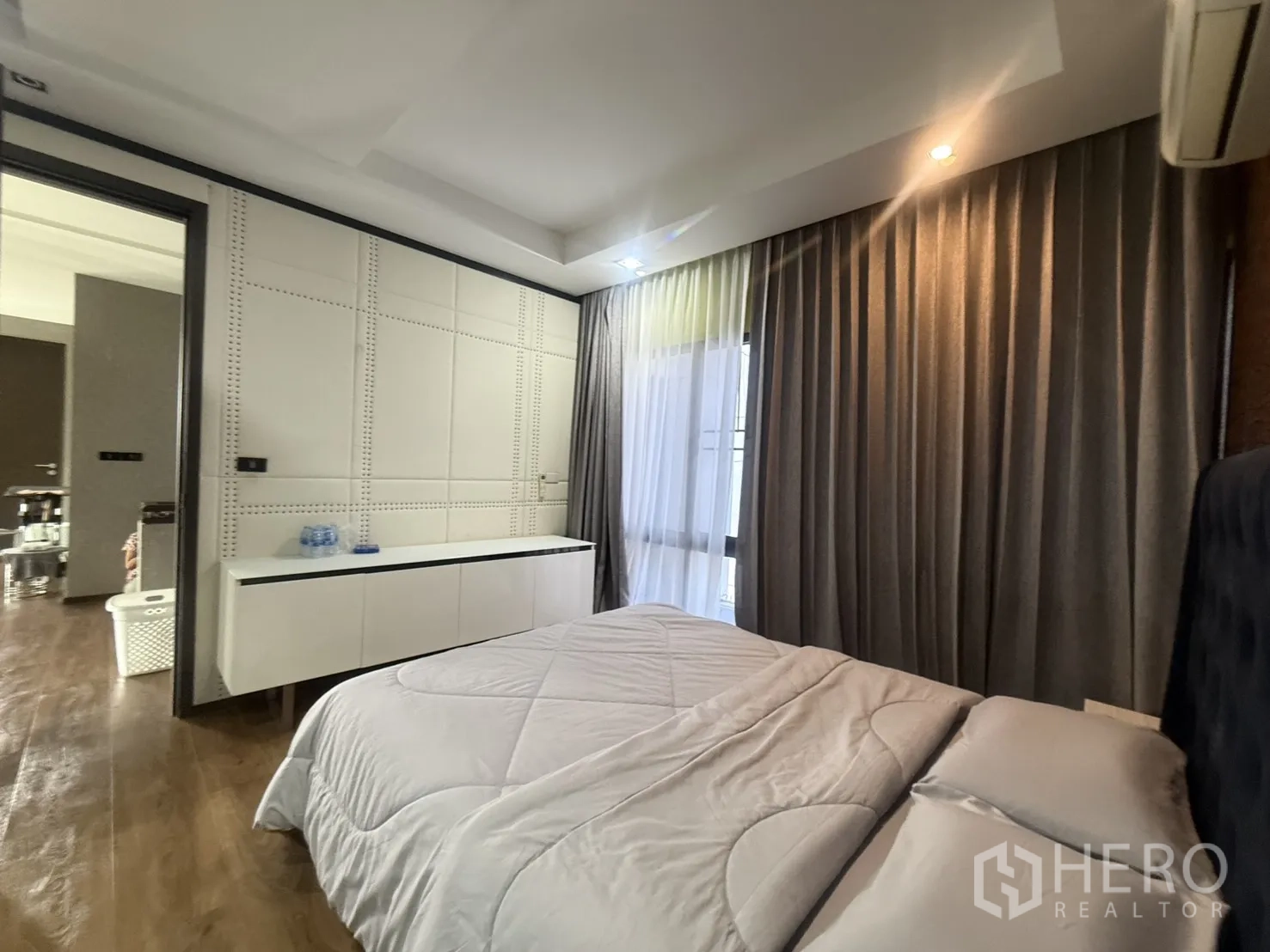 บ้านเดี่ยว for rent in Bang Kapi, Bangkok - มุมห้องนอน ผนังแผงตกแต่ง ตู้ยาว และม่านโปร่ง