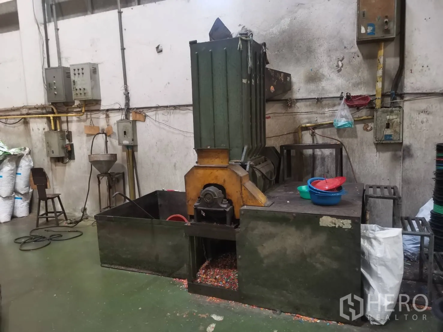 工厂 出租或出售在Bang Khun Thian, Bangkok - 塑料粉碎/造粒机，配进料斗与工作台。