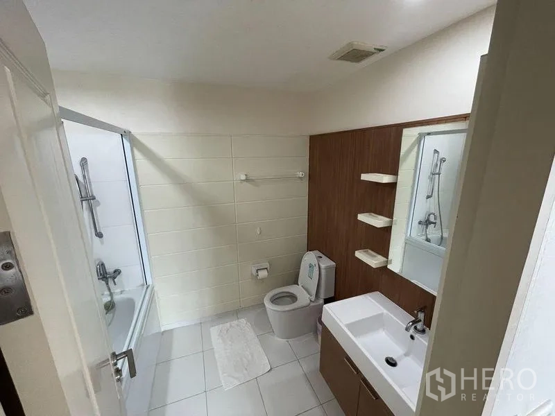 คอนโด ขาย - ห้องน้ำสว่าง มีอ่างอาบน้ำ โถสุขภัณฑ์ และเคาน์เตอร์โมเดิร์น