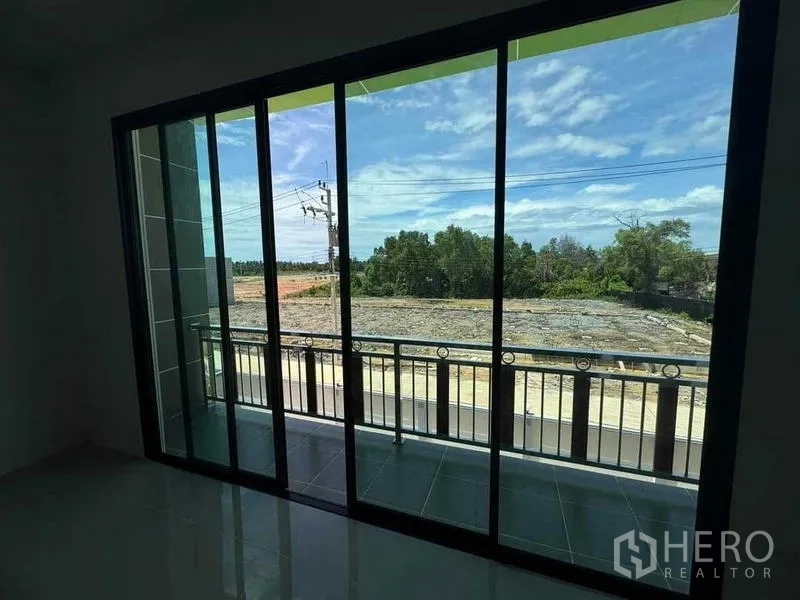 工厂 出售在Samut Sakhon - 二楼房间落地推拉门通向阳台，可眺望开阔景致。