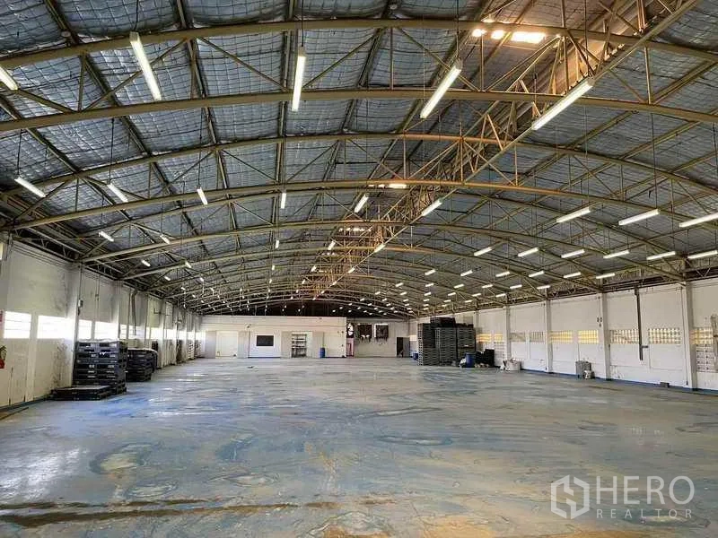 โรงงาน ให้เช่าในPhra Samut Chedi, Samut Prakan - ฮอลล์โกดังหลังคาทรงโค้งบุฉนวนพร้อมไฟสว่างทั่วพื้นที่