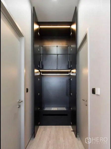 公寓 出租在Phra Khanong, Bangkok - 高挑内嵌衣柜，带顶部柜与灯光。