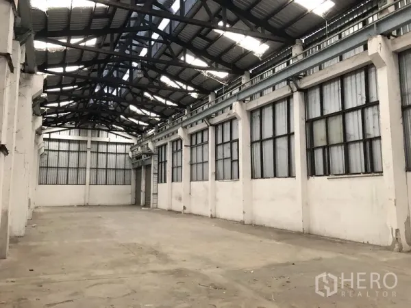 货栈 出租在Khlong Luang, Pathum Thani - 开放式仓储大厅，挑高屋顶，长跨距结构与屋面采光板。