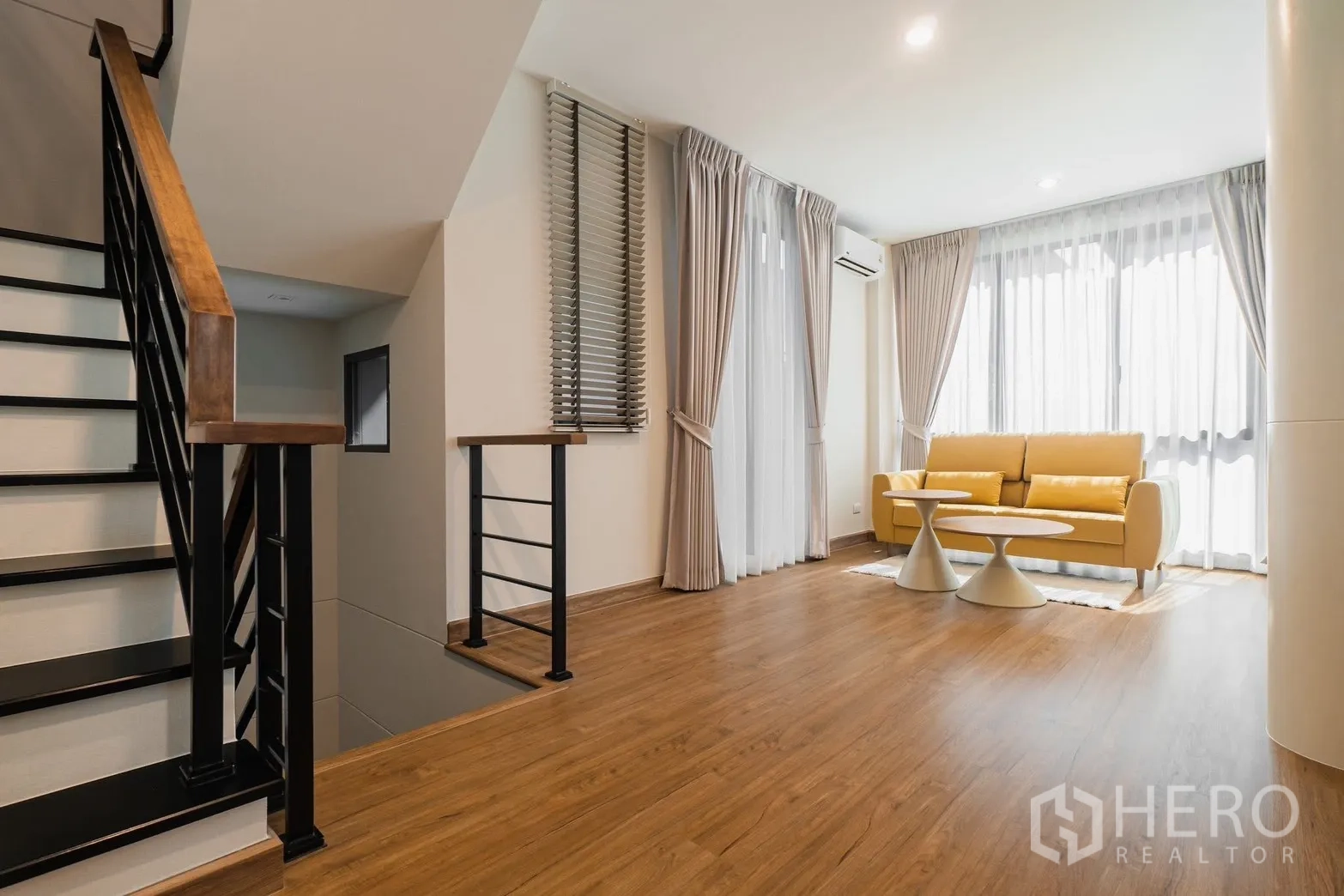 บ้าน ให้เช่าหรือขายในPrawet, Bangkok - โถงบันไดชั้นบนพร้อมมุมพักผ่อนและพื้นไม้โทนอุ่น
