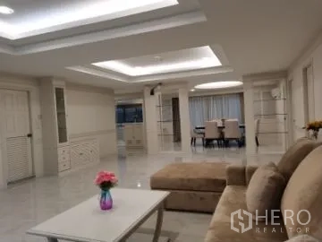 อพาร์ทเมนท์ ให้เช่าในWatthana, Bangkok - พื้นที่นั่งเล่นและรับประทานอาหารแบบโอเพ่นสเปซ ไฟฝ้า โซฟา โต๊ะกลาง และชุดโต๊ะอาหาร