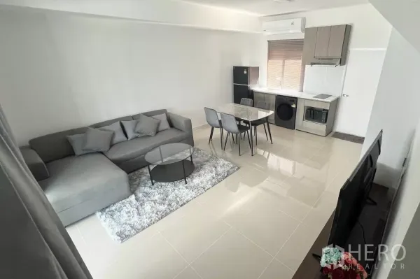 Townhouse for rent in Bang Phli, Samut Prakan - Open-plan living, dining and built-in kitchen with gray sofa, dining set, refrigerator, oven and washer.
