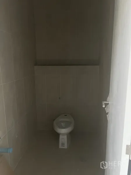 零售空间 出租在Khlong Toei, Bangkok - 铺内瓷砖卫生间，已安装坐便器。