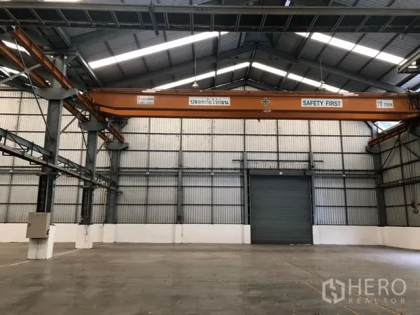 工厂 出租在Khlong Luang, Pathum Thani - 厂房内部设10吨桥式行车，并配有大型卷闸门。