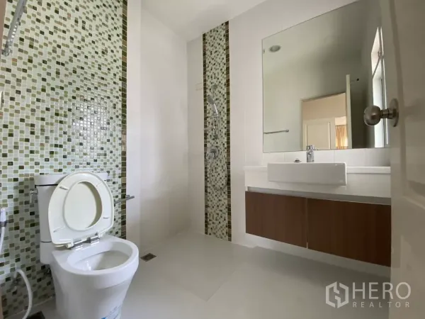 บ้าน ให้เช่าหรือขายในLak Si, Bangkok - ห้องน้ำปูกระเบื้องโมเสกสีเขียว เคาน์เตอร์อ่างล้างหน้าและมุมฝักบัว.