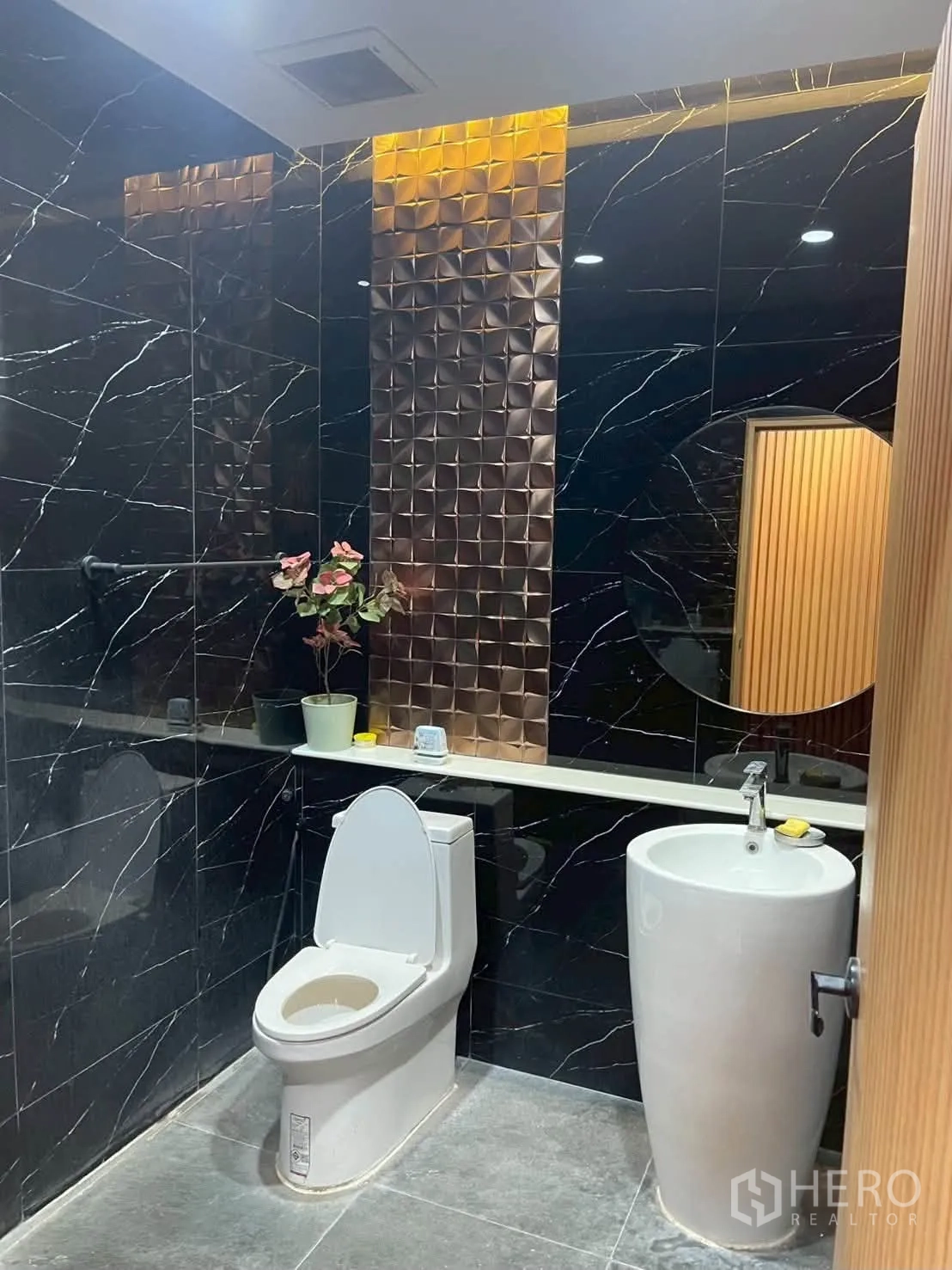 โกดัง for rent in Taling Chan, Bangkok - ห้องน้ำสมัยใหม่พร้อมโถสุขภัณฑ์ อ่างล้างหน้าแบบตั้งพื้น กระจก และผนังตกแต่ง.