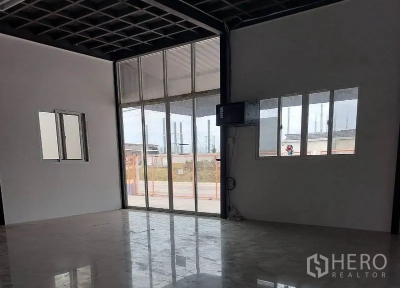 工厂 出租在Lat Lum Kaeo, Pathum Thani - 朝院落的玻璃前台办公室，采光好，地面光洁。